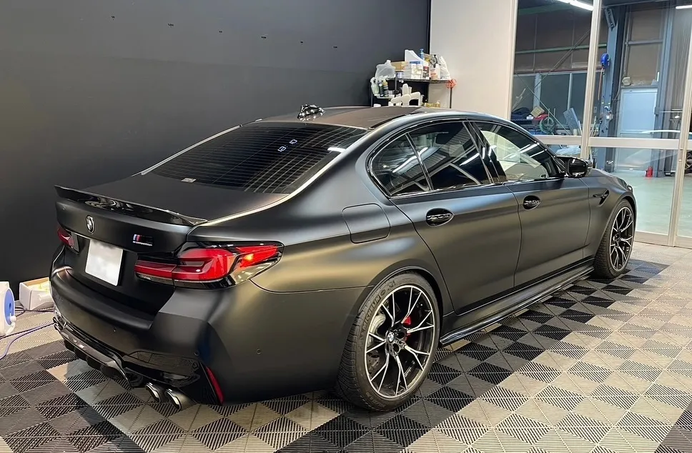 皆様の愛車を新たな次元へと導きませんか？BMW M5 に施し...