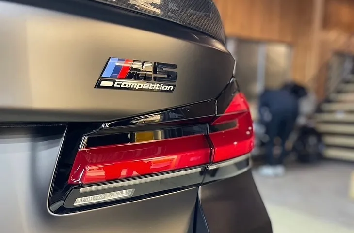 皆様の愛車を新たな次元へと導きませんか？BMW M5 に施し...