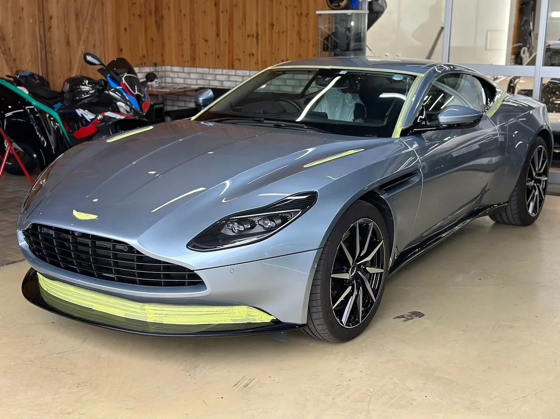 この度は、ASTONMARTIN DB11のコーティング施工...